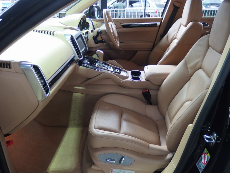 ポルシェ カイエン V6 右ハンドル 正規ディーラー車 ワンオーナー ベージュレザー 18インチアルミホイール 中古車