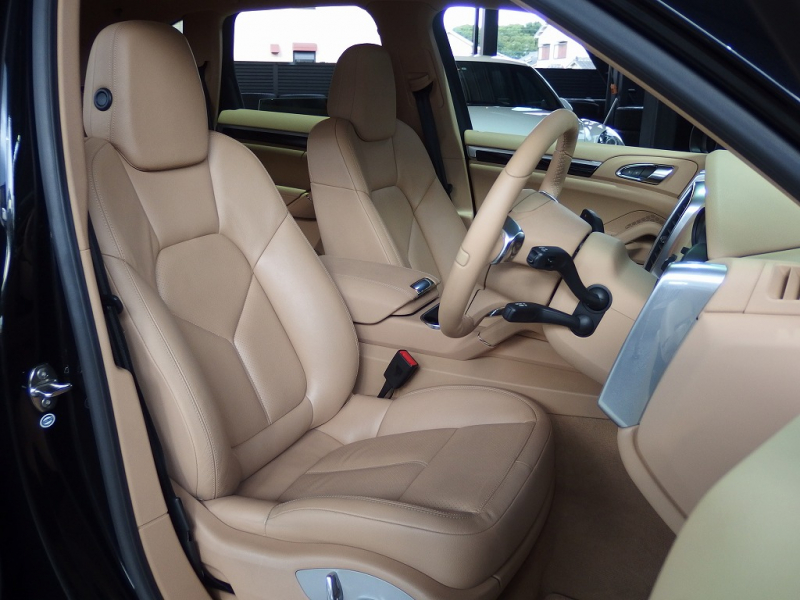 ポルシェ カイエン V6 右ハンドル 正規ディーラー車 ワンオーナー ベージュレザー 18インチアルミホイール 中古車