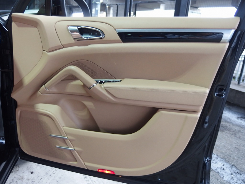ポルシェ カイエン V6 右ハンドル 正規ディーラー車 ワンオーナー ベージュレザー 18インチアルミホイール 中古車