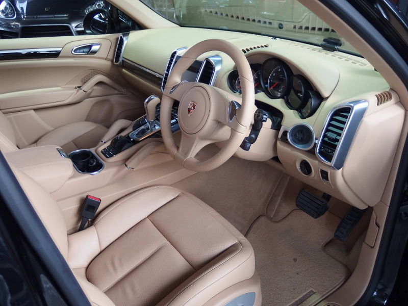 ポルシェ カイエン V6 右ハンドル 正規ディーラー車 ワンオーナー ベージュレザー 18インチアルミホイール 中古車