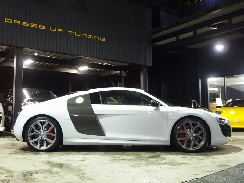 アウディ&nbsp;R8&nbsp;V10 5.2 FSI クワトロ 正規ディーラー車 左ハンドル パワークラフトマフラー 19in アルミ カーボンサイドブレード  カーボンエンジンカバー&nbsp;中古車