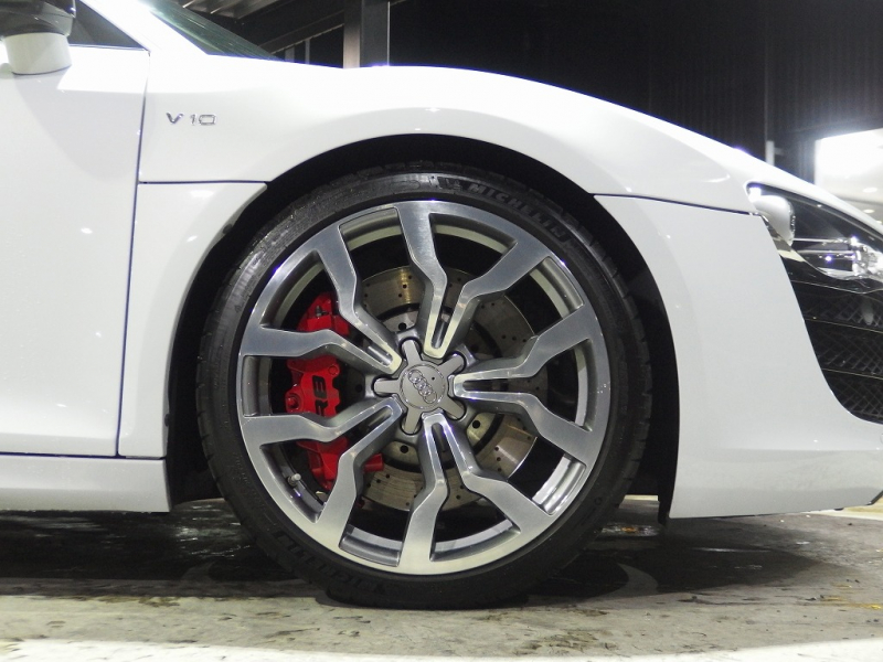 アウディ&nbsp;R8&nbsp;V10 5.2 FSI クワトロ 正規ディーラー車 左ハンドル パワークラフトマフラー 19in アルミ カーボンサイドブレード  カーボンエンジンカバー&nbsp;中古車