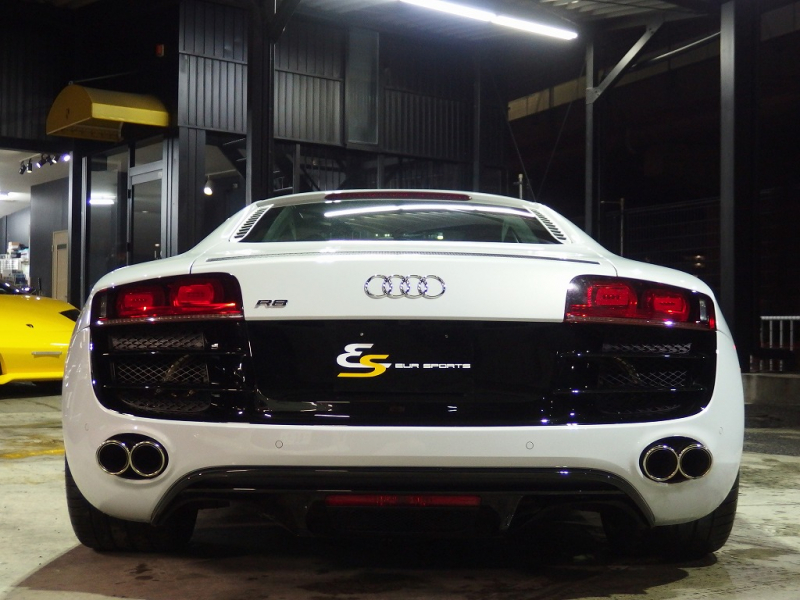 アウディ&nbsp;R8&nbsp;V10 5.2 FSI クワトロ 正規ディーラー車 左ハンドル パワークラフトマフラー 19in アルミ カーボンサイドブレード  カーボンエンジンカバー&nbsp;中古車