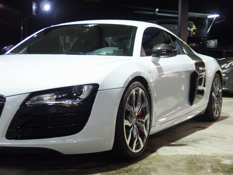 アウディ&nbsp;R8&nbsp;V10 5.2 FSI クワトロ 正規ディーラー車 左ハンドル パワークラフトマフラー 19in アルミ カーボンサイドブレード  カーボンエンジンカバー&nbsp;中古車