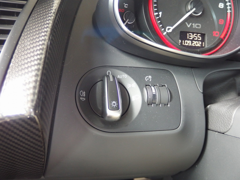 アウディ&nbsp;R8&nbsp;V10 5.2 FSI クワトロ 正規ディーラー車 左ハンドル パワークラフトマフラー 19in アルミ カーボンサイドブレード  カーボンエンジンカバー&nbsp;中古車