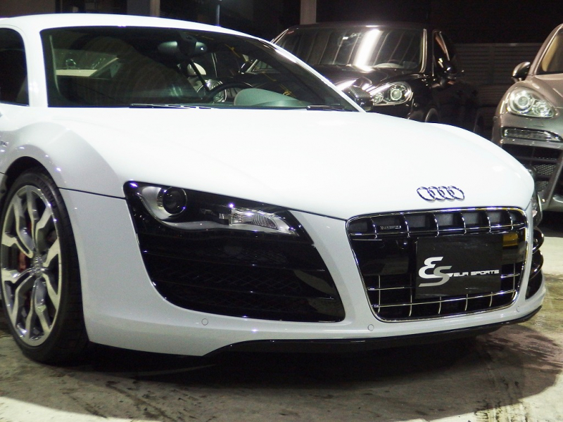 アウディ&nbsp;R8&nbsp;V10 5.2 FSI クワトロ 正規ディーラー車 左ハンドル パワークラフトマフラー 19in アルミ カーボンサイドブレード  カーボンエンジンカバー&nbsp;中古車