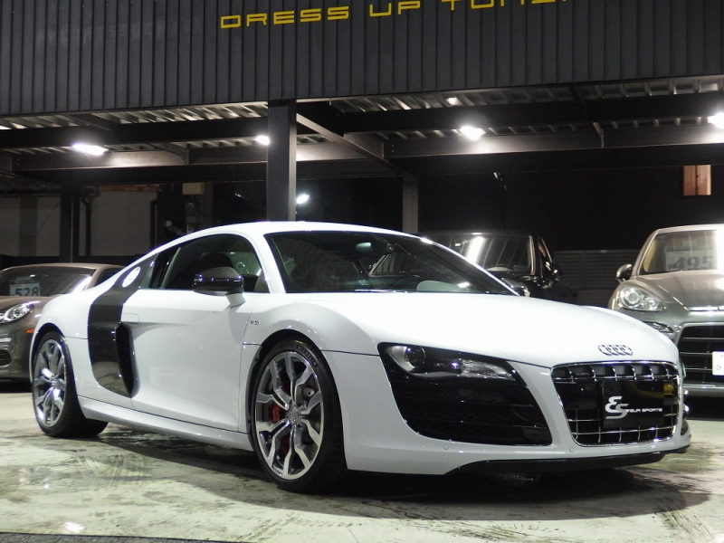 アウディ&nbsp;R8&nbsp;V10 5.2 FSI クワトロ 正規ディーラー車 左ハンドル パワークラフトマフラー 19in アルミ カーボンサイドブレード  カーボンエンジンカバー&nbsp;中古車