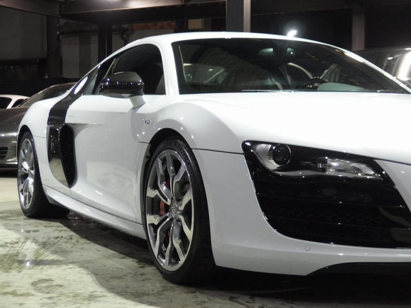 アウディ&nbsp;R8&nbsp;V10 5.2 FSI クワトロ 正規ディーラー車 左ハンドル パワークラフトマフラー 19in アルミ カーボンサイドブレード  カーボンエンジンカバー&nbsp;中古車