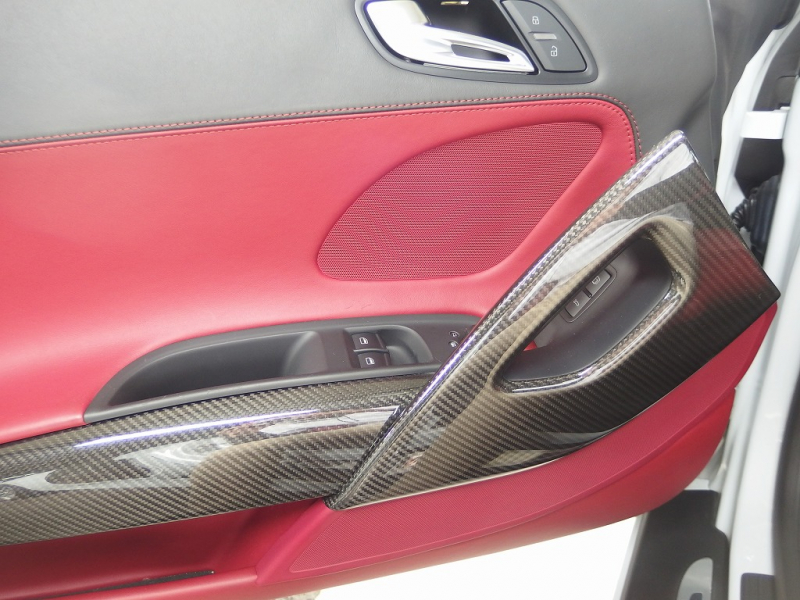 アウディ&nbsp;R8&nbsp;V10 5.2 FSI クワトロ 正規ディーラー車 左ハンドル パワークラフトマフラー 19in アルミ カーボンサイドブレード  カーボンエンジンカバー&nbsp;中古車