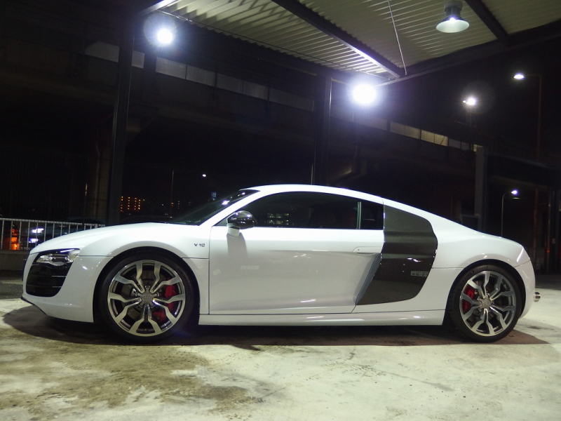 アウディ&nbsp;R8&nbsp;V10 5.2 FSI クワトロ 正規ディーラー車 左ハンドル パワークラフトマフラー 19in アルミ カーボンサイドブレード  カーボンエンジンカバー&nbsp;中古車