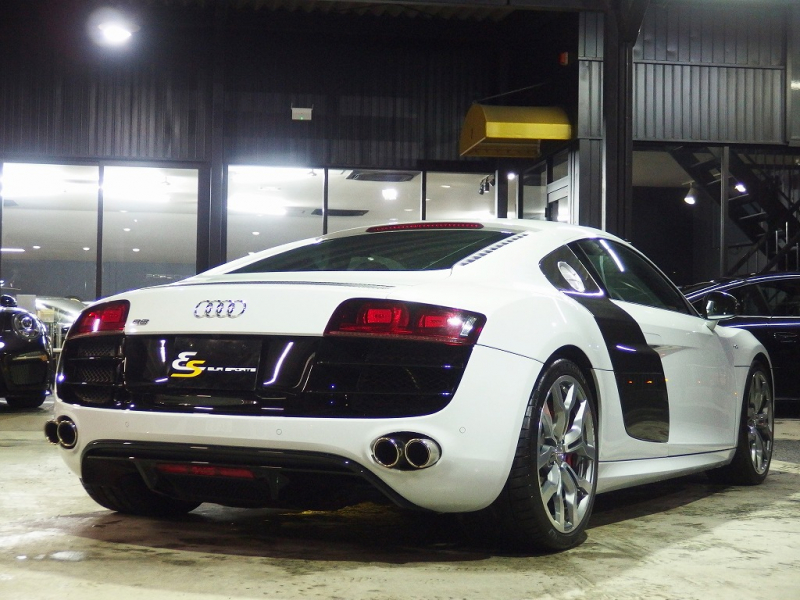 アウディ&nbsp;R8&nbsp;V10 5.2 FSI クワトロ 正規ディーラー車 左ハンドル パワークラフトマフラー 19in アルミ カーボンサイドブレード  カーボンエンジンカバー&nbsp;中古車