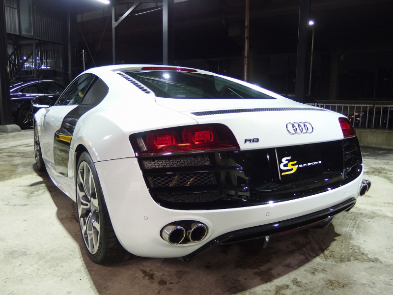 アウディ&nbsp;R8&nbsp;V10 5.2 FSI クワトロ 正規ディーラー車 左ハンドル パワークラフトマフラー 19in アルミ カーボンサイドブレード  カーボンエンジンカバー&nbsp;中古車