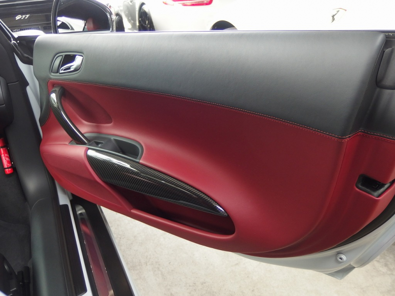 アウディ&nbsp;R8&nbsp;V10 5.2 FSI クワトロ 正規ディーラー車 左ハンドル パワークラフトマフラー 19in アルミ カーボンサイドブレード  カーボンエンジンカバー&nbsp;中古車