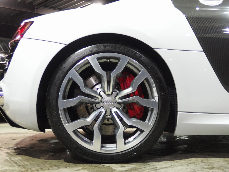 アウディ&nbsp;R8&nbsp;V10 5.2 FSI クワトロ 正規ディーラー車 左ハンドル パワークラフトマフラー 19in アルミ カーボンサイドブレード  カーボンエンジンカバー&nbsp;中古車