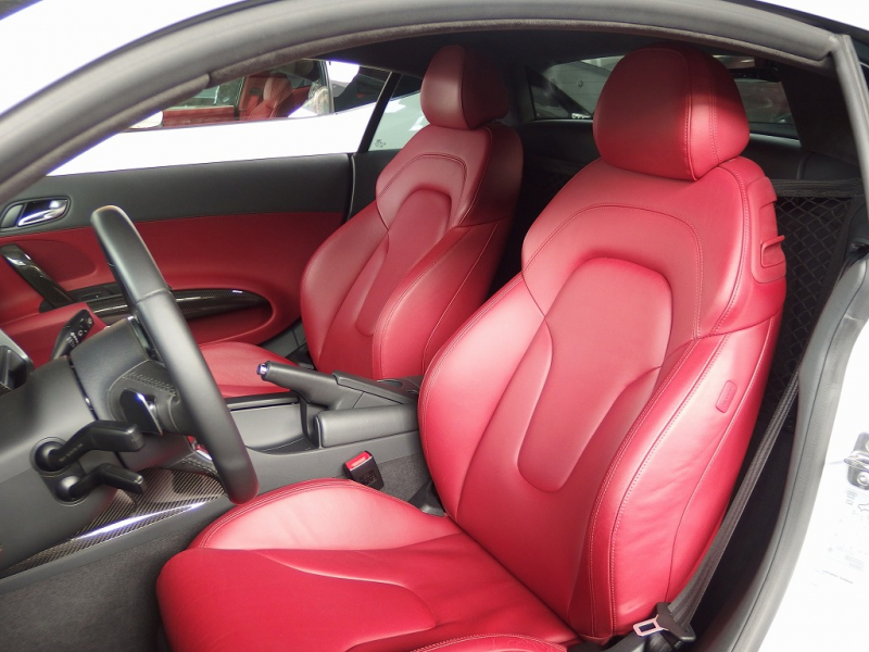 アウディ&nbsp;R8&nbsp;V10 5.2 FSI クワトロ 正規ディーラー車 左ハンドル パワークラフトマフラー 19in アルミ カーボンサイドブレード  カーボンエンジンカバー&nbsp;中古車