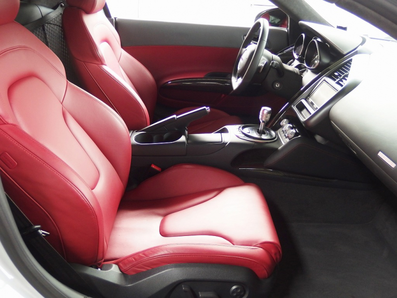 アウディ&nbsp;R8&nbsp;V10 5.2 FSI クワトロ 正規ディーラー車 左ハンドル パワークラフトマフラー 19in アルミ カーボンサイドブレード  カーボンエンジンカバー&nbsp;中古車