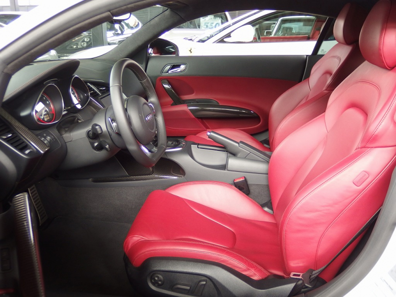 アウディ&nbsp;R8&nbsp;V10 5.2 FSI クワトロ 正規ディーラー車 左ハンドル パワークラフトマフラー 19in アルミ カーボンサイドブレード  カーボンエンジンカバー&nbsp;中古車