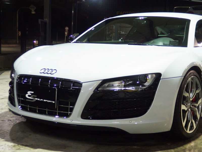 アウディ&nbsp;R8&nbsp;V10 5.2 FSI クワトロ 正規ディーラー車 左ハンドル パワークラフトマフラー 19in アルミ カーボンサイドブレード  カーボンエンジンカバー&nbsp;中古車