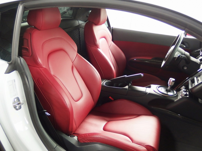 アウディ&nbsp;R8&nbsp;V10 5.2 FSI クワトロ 正規ディーラー車 左ハンドル パワークラフトマフラー 19in アルミ カーボンサイドブレード  カーボンエンジンカバー&nbsp;中古車