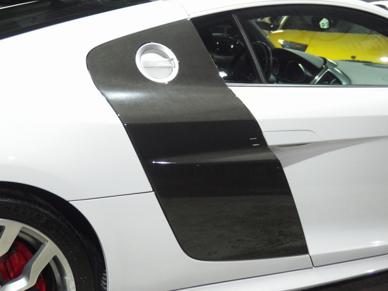 アウディ&nbsp;R8&nbsp;V10 5.2 FSI クワトロ 正規ディーラー車 左ハンドル パワークラフトマフラー 19in アルミ カーボンサイドブレード  カーボンエンジンカバー&nbsp;中古車