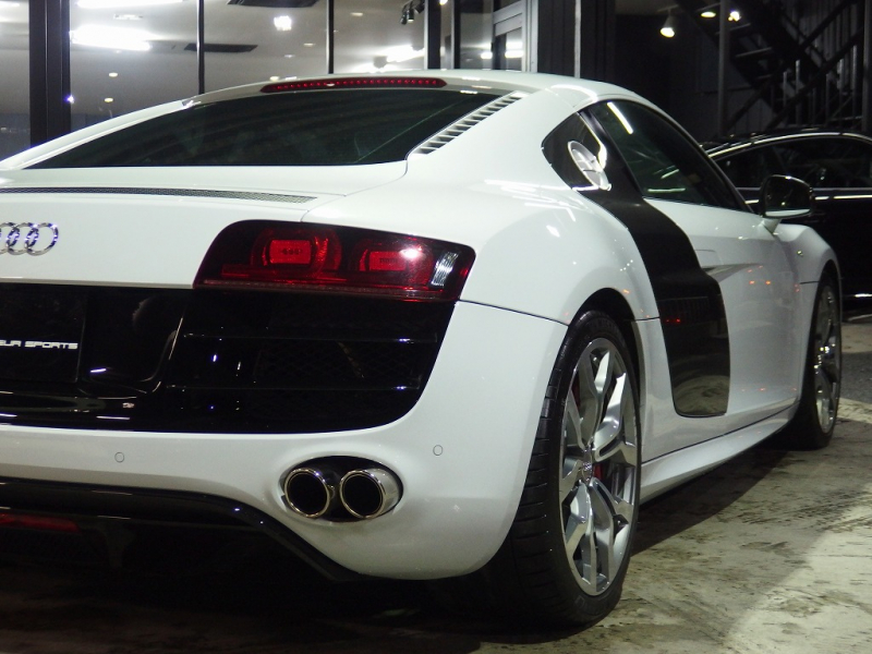 アウディ&nbsp;R8&nbsp;V10 5.2 FSI クワトロ 正規ディーラー車 左ハンドル パワークラフトマフラー 19in アルミ カーボンサイドブレード  カーボンエンジンカバー&nbsp;中古車