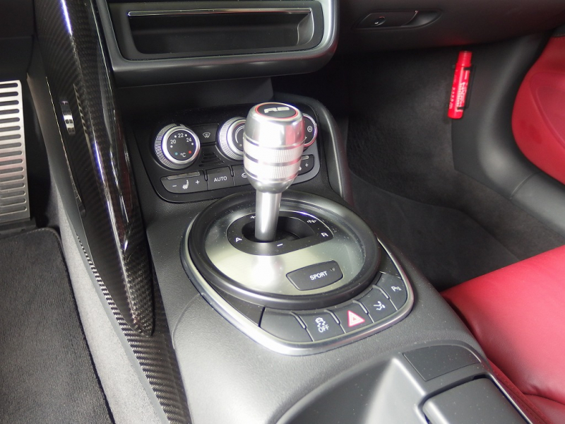 アウディ&nbsp;R8&nbsp;V10 5.2 FSI クワトロ 正規ディーラー車 左ハンドル パワークラフトマフラー 19in アルミ カーボンサイドブレード  カーボンエンジンカバー&nbsp;中古車