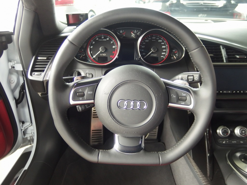 アウディ&nbsp;R8&nbsp;V10 5.2 FSI クワトロ 正規ディーラー車 左ハンドル パワークラフトマフラー 19in アルミ カーボンサイドブレード  カーボンエンジンカバー&nbsp;中古車