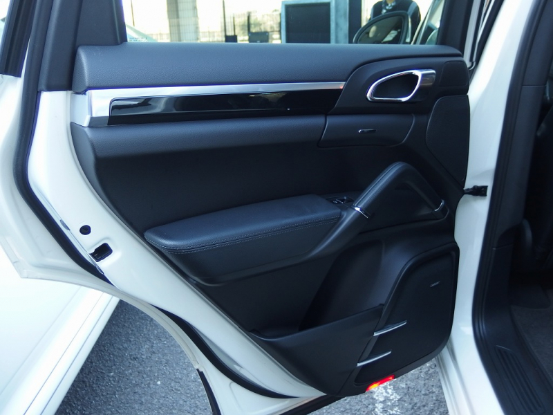 ポルシェ カイエン V6 3.6L 左H ESスポーツマフラー ESダウンサス 社外22inアルミ パノラミックルーフ パークトロニック シートヒーター 中古車