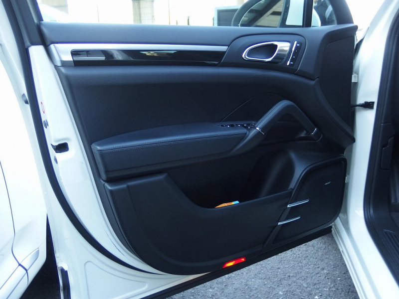 ポルシェ カイエン V6 3.6L 左H ESスポーツマフラー ESダウンサス 社外22inアルミ パノラミックルーフ パークトロニック シートヒーター 中古車