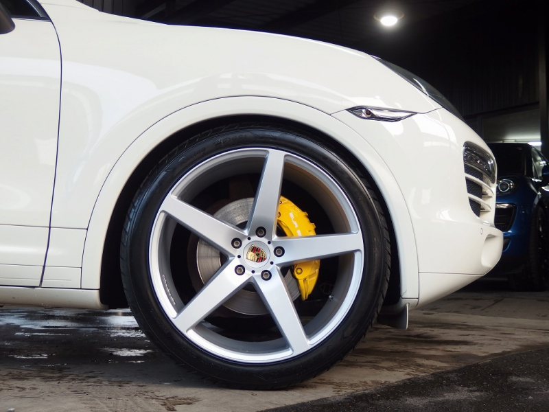 ポルシェ カイエン V6 3.6L 左H ESスポーツマフラー ESダウンサス 社外22inアルミ パノラミックルーフ パークトロニック シートヒーター 中古車
