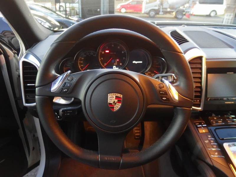 ポルシェ カイエン V6 3.6L 左H ESスポーツマフラー ESダウンサス 社外22inアルミ パノラミックルーフ パークトロニック シートヒーター 中古車