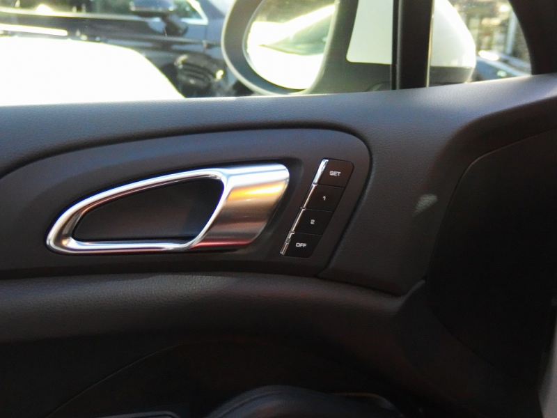 ポルシェ カイエン V6 3.6L 左H ESスポーツマフラー ESダウンサス 社外22inアルミ パノラミックルーフ パークトロニック シートヒーター 中古車