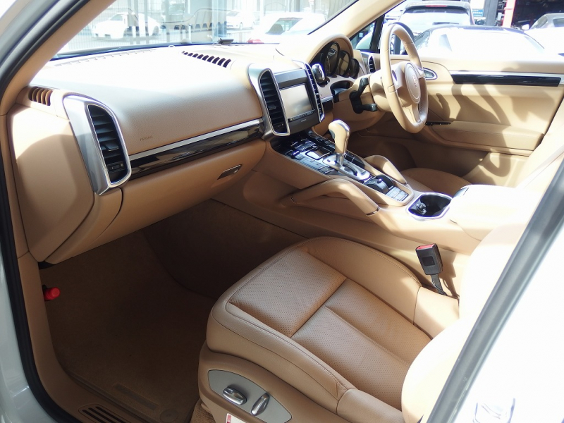 ポルシェ カイエン 正規ディーラー車 右ハンドル EUR-GTエアロ 22inアルミ クルーズコントロール シートヒーター 中古車