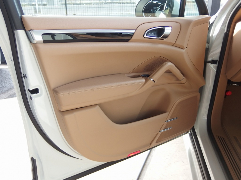 ポルシェ カイエン 正規ディーラー車 右ハンドル EUR-GTエアロ 22inアルミ クルーズコントロール シートヒーター 中古車