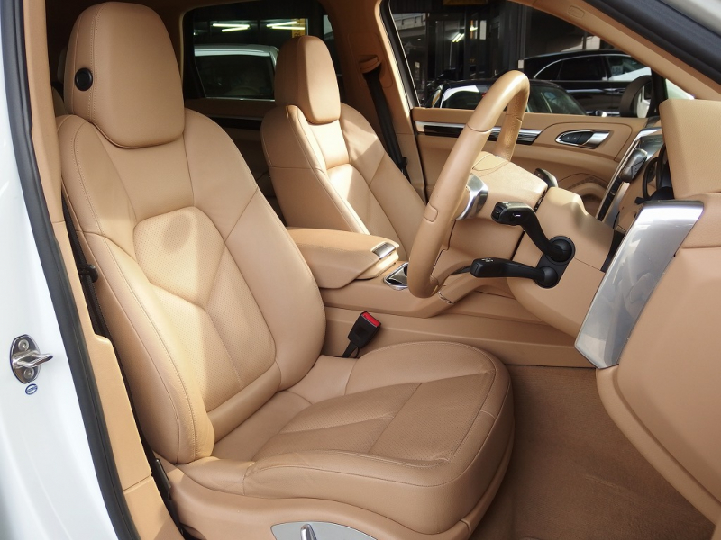 ポルシェ カイエン 正規ディーラー車 右ハンドル EUR-GTエアロ 22inアルミ クルーズコントロール シートヒーター 中古車