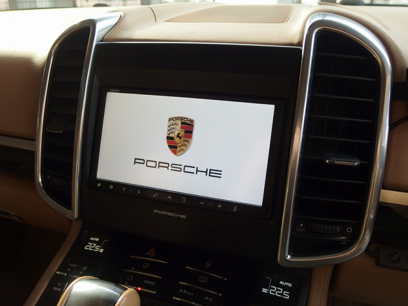 ポルシェ カイエン 正規ディーラー車 右ハンドル EUR-GTエアロ 22inアルミ クルーズコントロール シートヒーター 中古車