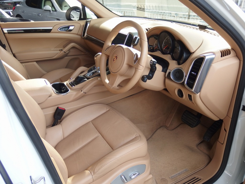 ポルシェ カイエン 正規ディーラー車 右ハンドル EUR-GTエアロ 22inアルミ クルーズコントロール シートヒーター 中古車