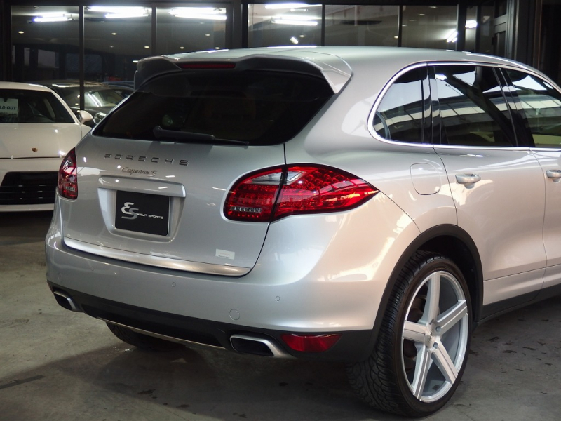 ポルシェ カイエン S　正規ディーラー車　左ハンドル　サンルーフ　社外22inアルミ　シートヒーター　純正HDDナビ 中古車