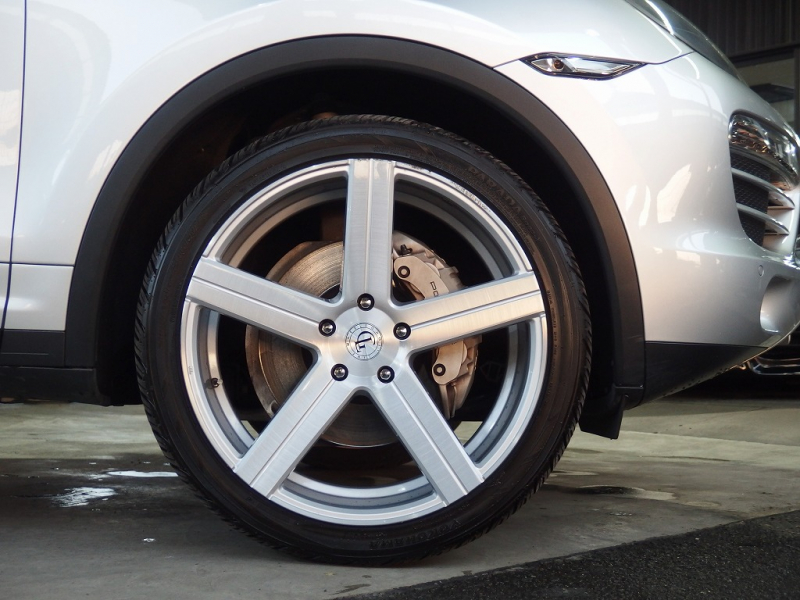 ポルシェ カイエン S　正規ディーラー車　左ハンドル　サンルーフ　社外22inアルミ　シートヒーター　純正HDDナビ 中古車