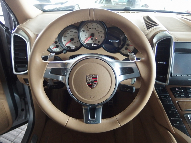 ポルシェ カイエン S　正規ディーラー車　左ハンドル　サンルーフ　社外22inアルミ　シートヒーター　純正HDDナビ 中古車