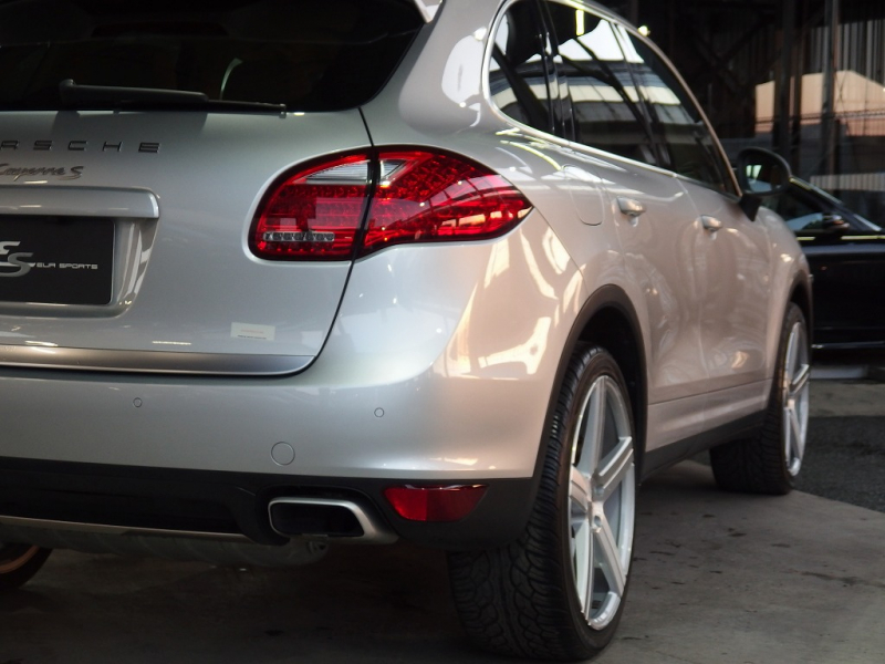 ポルシェ カイエン S　正規ディーラー車　左ハンドル　サンルーフ　社外22inアルミ　シートヒーター　純正HDDナビ 中古車