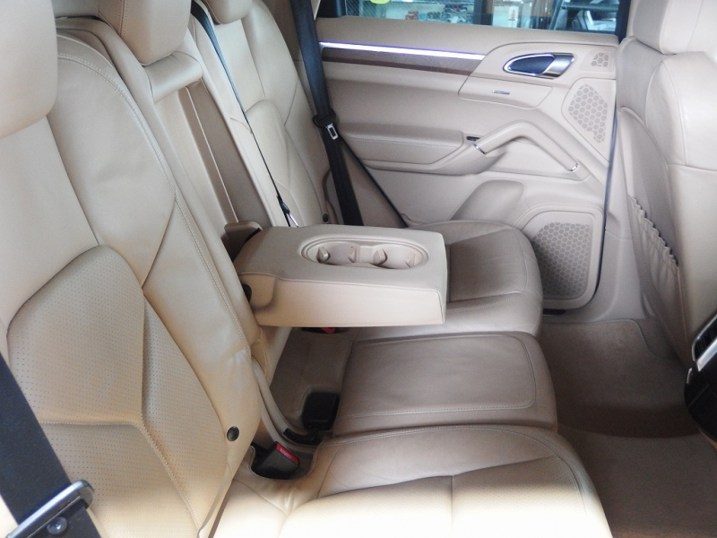 ポルシェ カイエン S　正規ディーラー車　左ハンドル　サンルーフ　社外22inアルミ　シートヒーター　純正HDDナビ 中古車