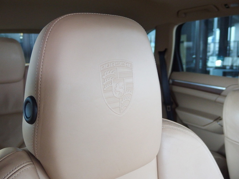 ポルシェ カイエン S　正規ディーラー車　左ハンドル　サンルーフ　社外22inアルミ　シートヒーター　純正HDDナビ 中古車