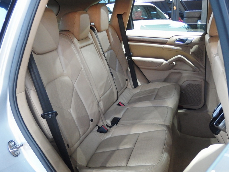 ポルシェ カイエン S　正規ディーラー車　左ハンドル　サンルーフ　社外22inアルミ　シートヒーター　純正HDDナビ 中古車