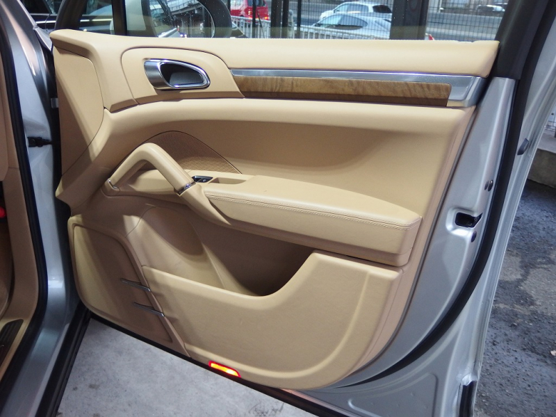 ポルシェ カイエン S　正規ディーラー車　左ハンドル　サンルーフ　社外22inアルミ　シートヒーター　純正HDDナビ 中古車