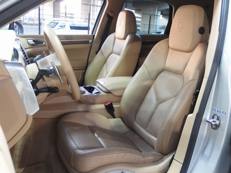 ポルシェ カイエン S　正規ディーラー車　左ハンドル　サンルーフ　社外22inアルミ　シートヒーター　純正HDDナビ 中古車