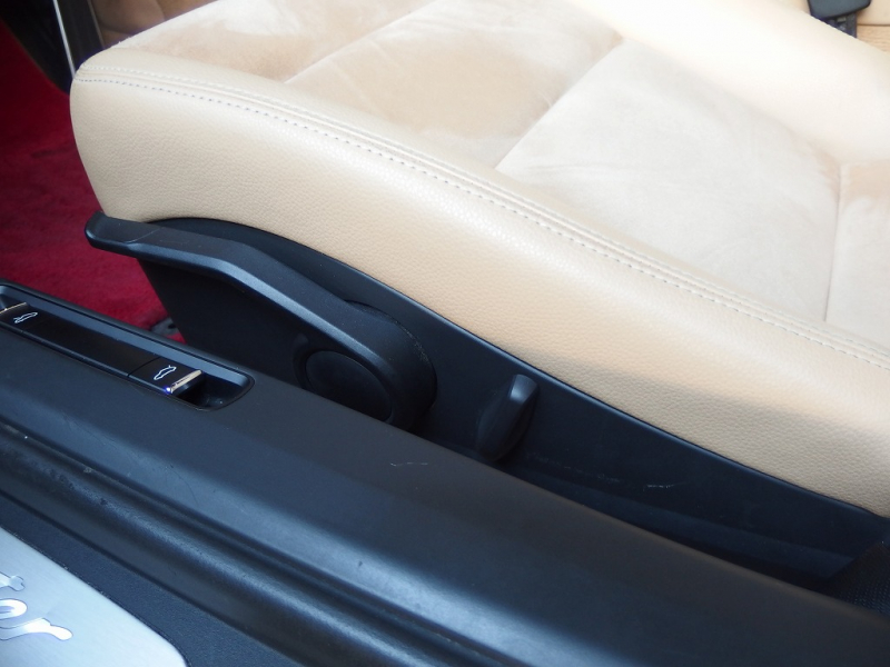 ポルシェ ボクスター 正規ディーラー車　左ハンドル　PDK　ボクスターS用19inアルミ　スポーツエグゾースト　シートヒーター　純正メモリーナビ 中古車