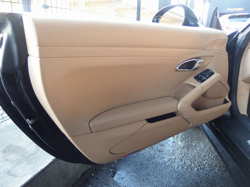 ポルシェ ボクスター 正規ディーラー車　左ハンドル　PDK　ボクスターS用19inアルミ　スポーツエグゾースト　シートヒーター　純正メモリーナビ 中古車