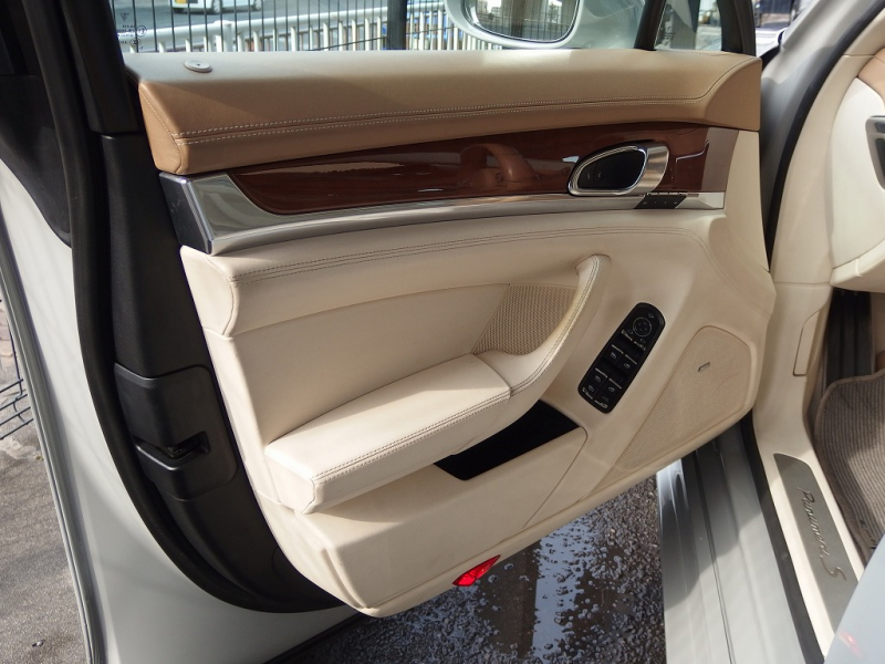 ポルシェ パナメーラ S 正規ディーラー車  左ハンドル EUR-GTエアロ 22inアルミ エアサス PASM サンルーフ エントリドライブ 中古車