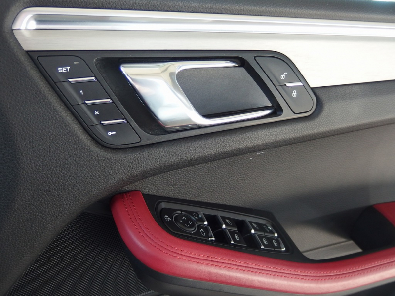 ポルシェ マカン ターボ　正規ディーラー車　ワンオーナー　ES112-22inアルミ　H＆Rダウンサス　PASM　スポーツシート　純正メモリーナビ 中古車